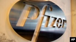 Logo perusahaan farmasi Pfizer di markas Pfizer di New York, AS (foto: ilustrasi). 