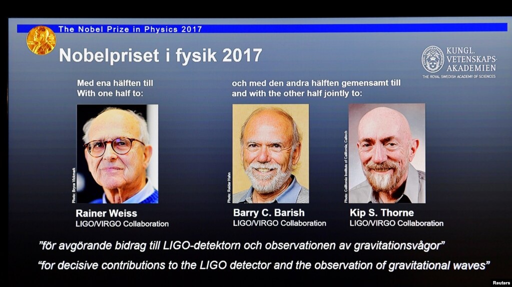 Chân dung ba nhà khoa học Rainer Weiss, Barry C. Barish và Kip S. Thorne xuất hiện trên màn hình trong lễ công bố giải Nobel Vật lý 2017 tại Stockholm, Thụy Ðiển, hôm 3/10/2017.