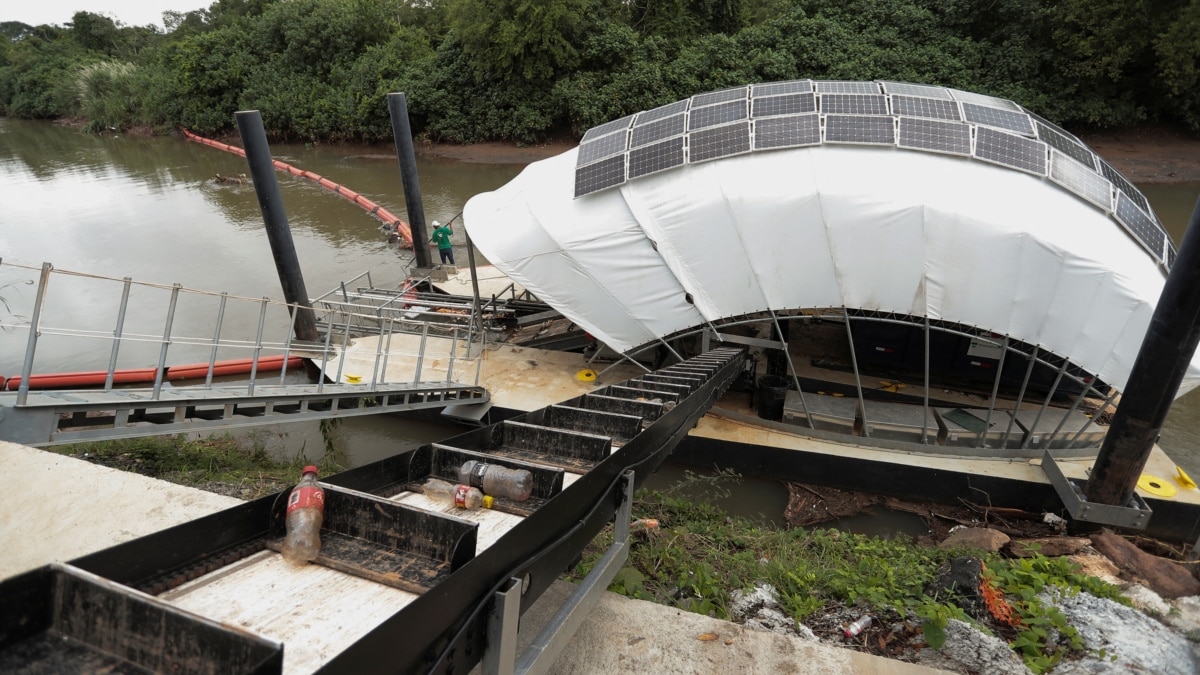 Una nueva máquina ambiental limpia un río de Panamá