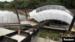 A conveyor belt transports plastic bottles as a self-sustainable water wheel, called Wanda Diaz traps that floats down the Juan Diaz river before it enters the Pacific Ocean, Panama City, Panama October 21, 2022. (REUTERS/Erick Marciscano)