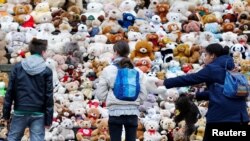 Berlin school pupils set up 740 teddy bears in front at of the concert hall Konzerthaus during an event of the World Vision Organisation to make aware of 740000 Syrian refugee children who can't attend the school, in Berlin, Germany, March 15, 2018. 