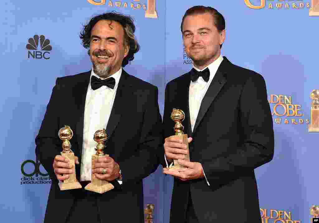 Le cinéaste mexicain Alejandro Iñárritu et l&#39;acteur Leonardo DiCaprio, lauréats de Golden Globes pour le film &quot;The Revenant&quot;.