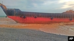 Kapal kargo LCT Cebu Great Ocean kandas di sepanjang garis pantai Barangay Cantapoy, Malimono, Surigao del Norte, Filipina selatan, Senin 19 April 2021. (Philippine Coast Guard via AP)