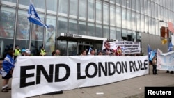 "Yes" supporters gather at a rally outside the BBC in Glasgow, Scotland, Sept. 14, 2014. 