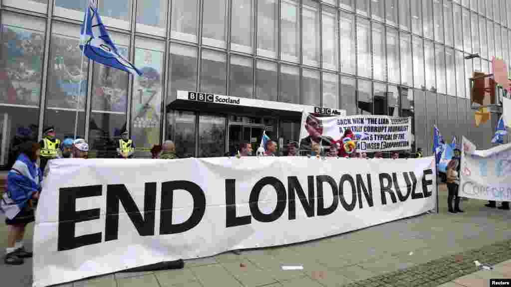 "Yes" supporters gather at a rally outside the BBC in Glasgow, Scotland, Sept. 14, 2014. 