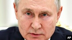 ARCHIVO – El presidente ruso Vladimir Putin se reúne con soldados en el Kremlin, 27 de junio de 2023. Putin está a punto de ganar otro sexenio en la elección presidencial de 15-17 de marzo, gracias al rígido control que ha impuesto sobre Rusia en 24 años en el poder.