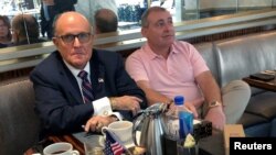 Rudy Giuliani, pengacara Presiden Donald Trump, menikmati kopi dengan pebisnis Ukraina-Amerika Lev Parnas di Trump International Hotel, di Washington DC, 20 September 2019. 