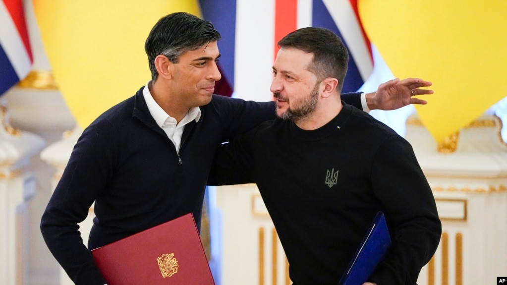 Thủ tướng Anh Rishi Sunak (trái) ôm Tổng thống Ukraine Volodymyr Zelenskyy sau khi ký các văn kiện ở Kyiv, Ukraine, ngày 12 tháng 1 năm 2024.