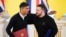 英国首相苏纳克与乌克兰总统泽连斯基在基辅签署文件后拥抱。（2024年1月12日）