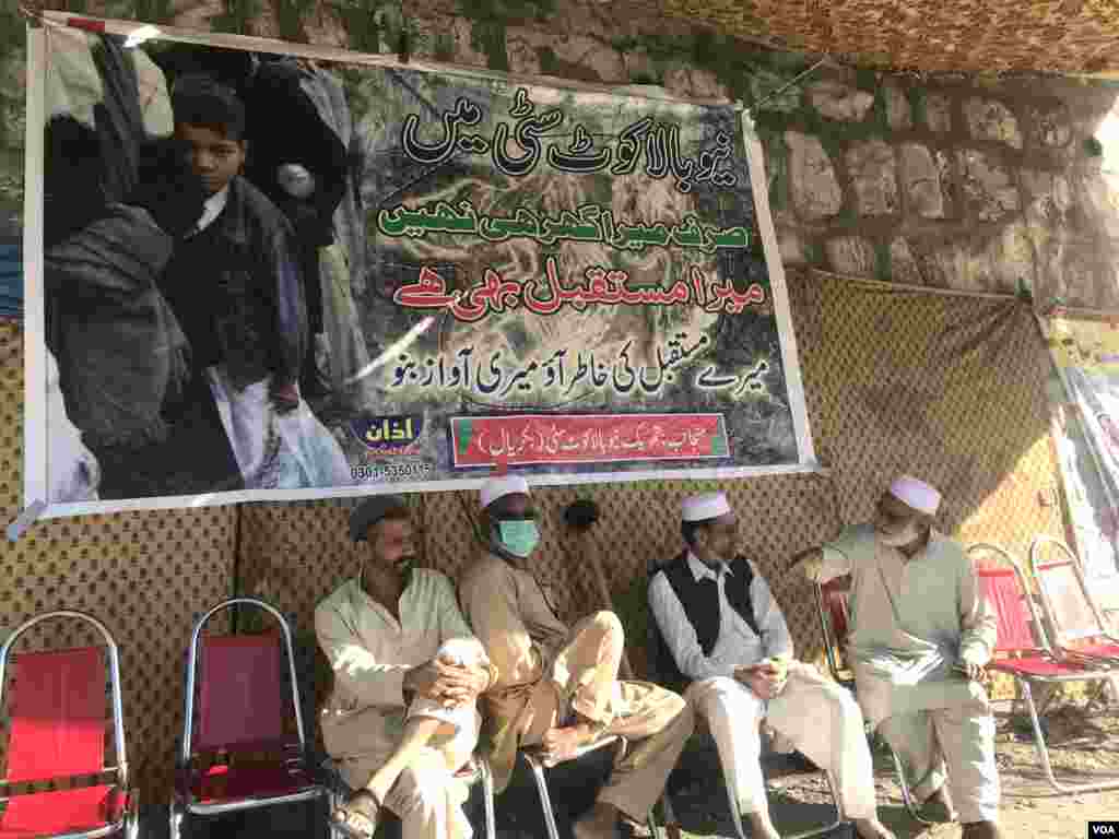 مقامی افراد کا کہنا ہے کہ حکومت ہر سال آٹھ اکتوبر سے قبل نیا وعدہ کرتی ہے، لیکن اس پر عمل نہیں ہوتا۔