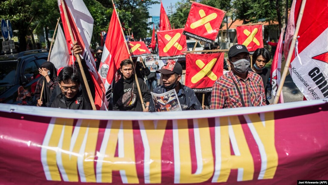 Aktivis buruh mengikuti aksi May Day atau Hari Buruh Internasional di Surabaya pada 1 Mei 2021. (Foto: AFP/Juni Kriswanto)