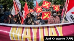 Aktivis buruh mengikuti aksi May Day atau Hari Buruh Internasional di Surabaya pada 1 Mei 2021. (Foto: AFP/Juni Kriswanto)