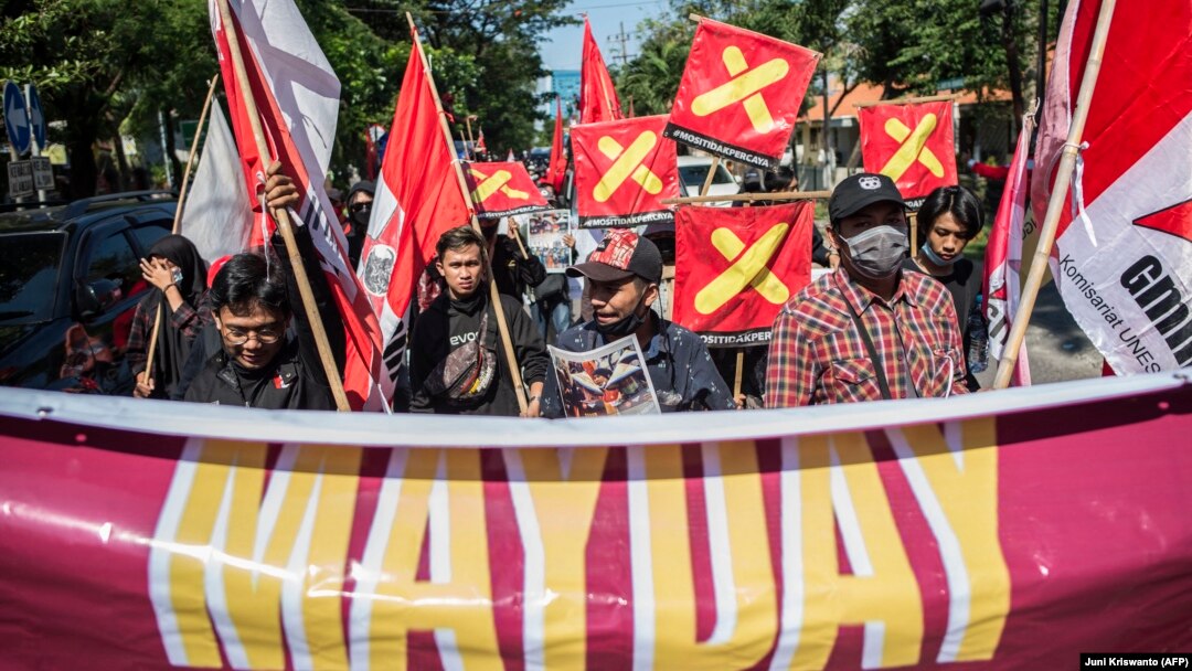 Aktivis buruh mengikuti aksi May Day atau Hari Buruh Internasional di Surabaya pada 1 Mei 2021. (Foto: AFP/Juni Kriswanto)