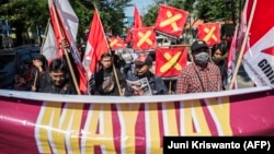 Aktivis buruh mengikuti aksi May Day atau Hari Buruh Internasional di Surabaya pada 1 Mei 2021. (Foto: AFP/Juni Kriswanto)