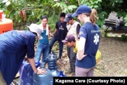 Relawan Kagama Care, Global Medic dan Penny Appeal menyediakan fasilitas air layak minum di Lampung (courtesy: Kagama Care)