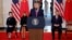 美国总统唐纳德·特朗普在为中国国家主席习近平举行的欢迎仪式上讲话，习近平在仪式上宣布，未来五年邀请10万美国年轻人到中国学习交流。(2026年9月24日)