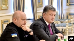 Le président Petro Porochenko de l'Ukraine, à droite, et Oleksandr Turchynov, chef de la Défense et du Conseil de sécurité de l'Ukraine, lors d’une session extraordinaire du Conseil à Kiev, Ukraine, le 11 août 2016. 