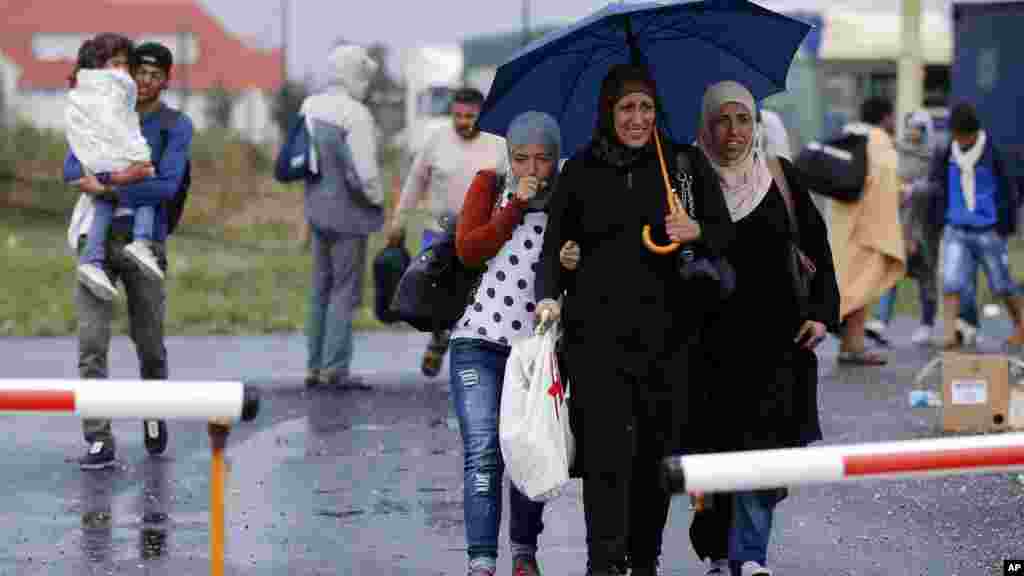 Les migrants arrivent à la frontière austro-hongroise dans Nickelsdorf, l&#39;Autriche, 5 septembre 2015.