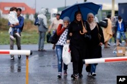 Migrants arrive at the Hungarian-Austrian border in Nickelsdorf, Austria, Sept. 5, 2015, where they came from Budapest.