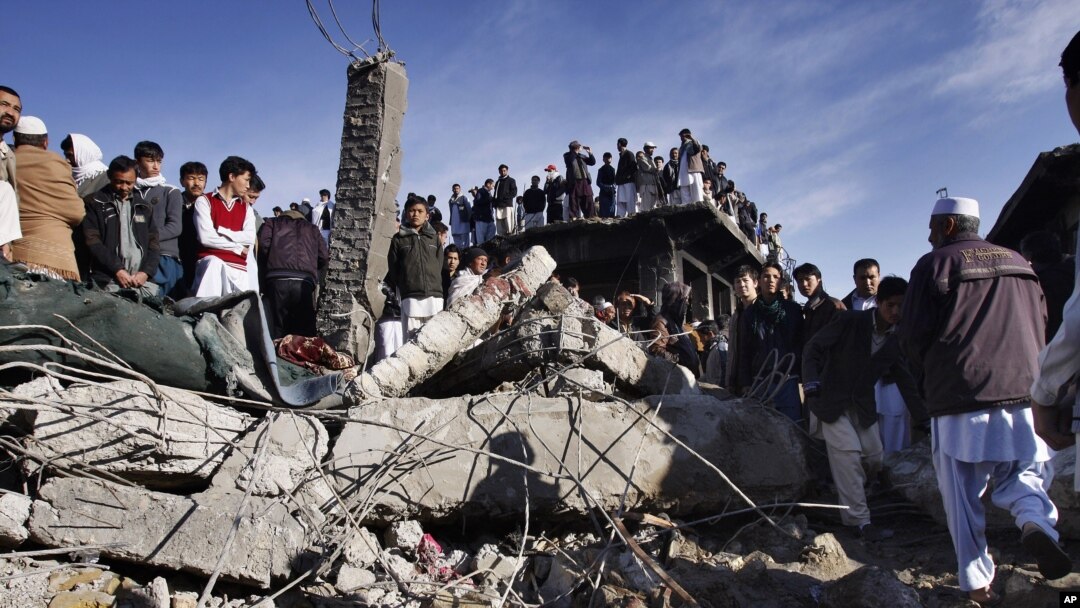 Warga setempat mengamati reruntuhan pasar yang hancur akibat ledakan bom di Quetta, Pakistan, Minggu pagi (17/2). Sedikitnya 80 orang tewas dan lebih dari 100 lainnya terluka dalam insiden ledakan bom, Sabtu (16/2) di wilayah yang banyak dihuni warga Syiah di Pakistan barat daya ini.