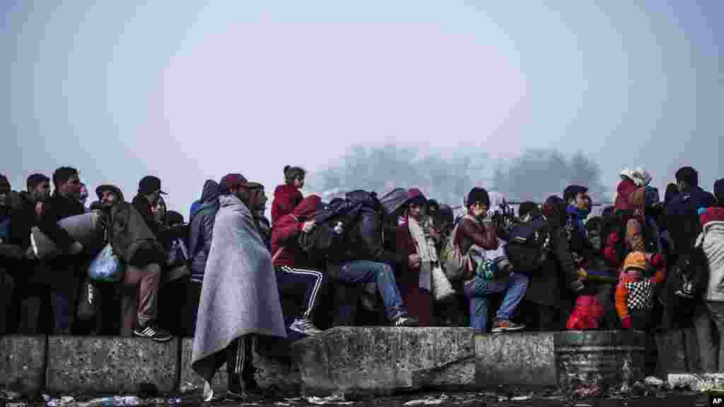 Des migrants tentent d&rsquo;entrer en Autriche par la frontière slovano-autrichienne, dans Sentilj, &nbsp;Slovénie, 3 novembre 2015.&nbsp;