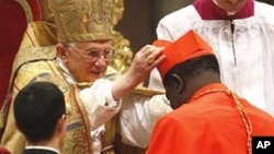 Mgr Laurent Monsengwo à genou devant le pape Bénoit XVI, lors de sa création au titre de cardinal le 20 novembre 2010.