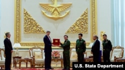 Menlu AS menerima kenang-kenangan dari Komandan Tertinggi Myanmar, Min Aung Hliang setelah pertemuan bilateral. Naypyitaw, Myanmar.