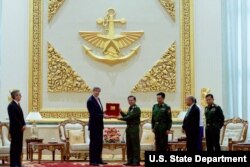 U.S. Secretary of State John Kerry receives a gift from Myanmar Commander-in-Chief Min Aung Hliang, following a bilateral meeting at the Commander-in-Chief's Compound in Naypyitaw, May 22, 2016.