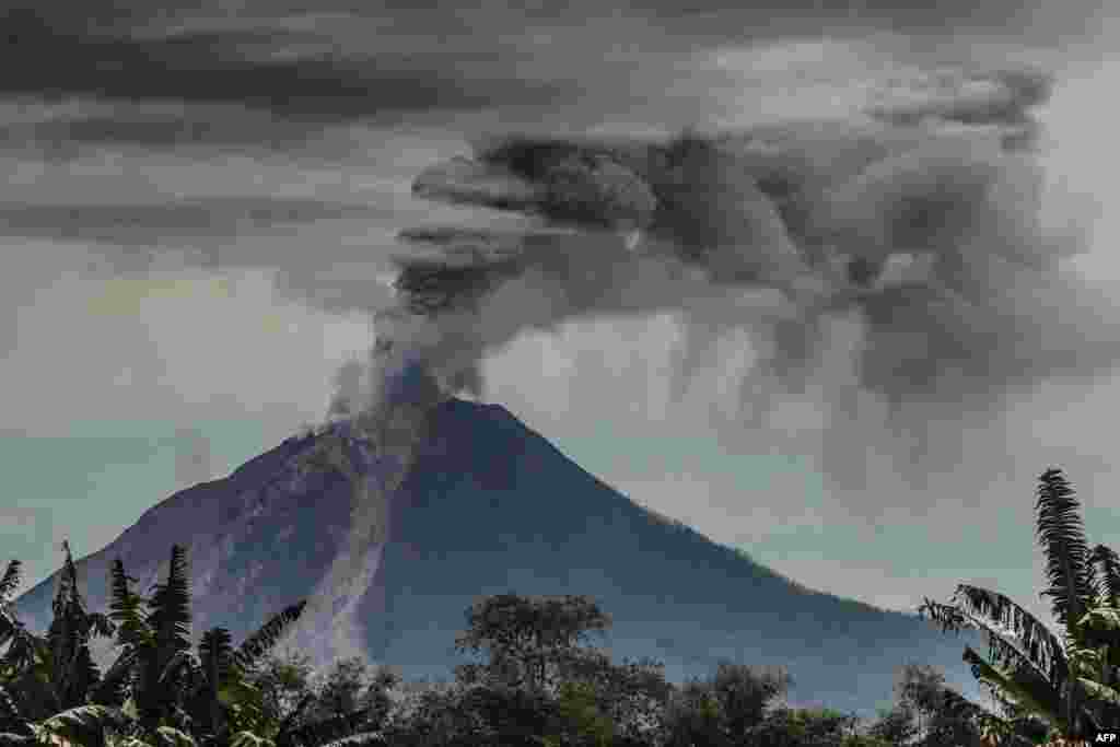 Gunung Sinabung memuntahkan abu vulkanik tebal di Kabupaten Karo, Sumatra Utara.