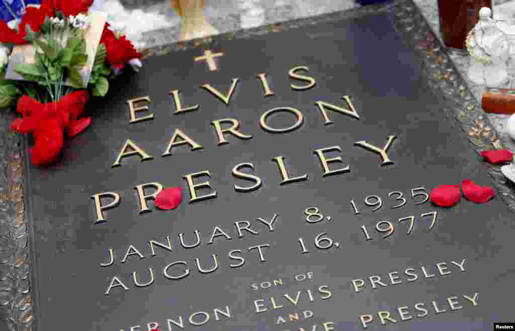 Grob Elvisa preslija &nbsp;u Grejslendu. Fotografija iz januara, 2010.&nbsp;
