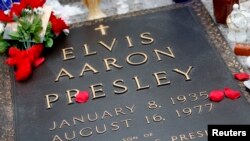 Miles de visitantes llegan cada año a la tumba de Elvis Presley en Memphis, Tennessee.