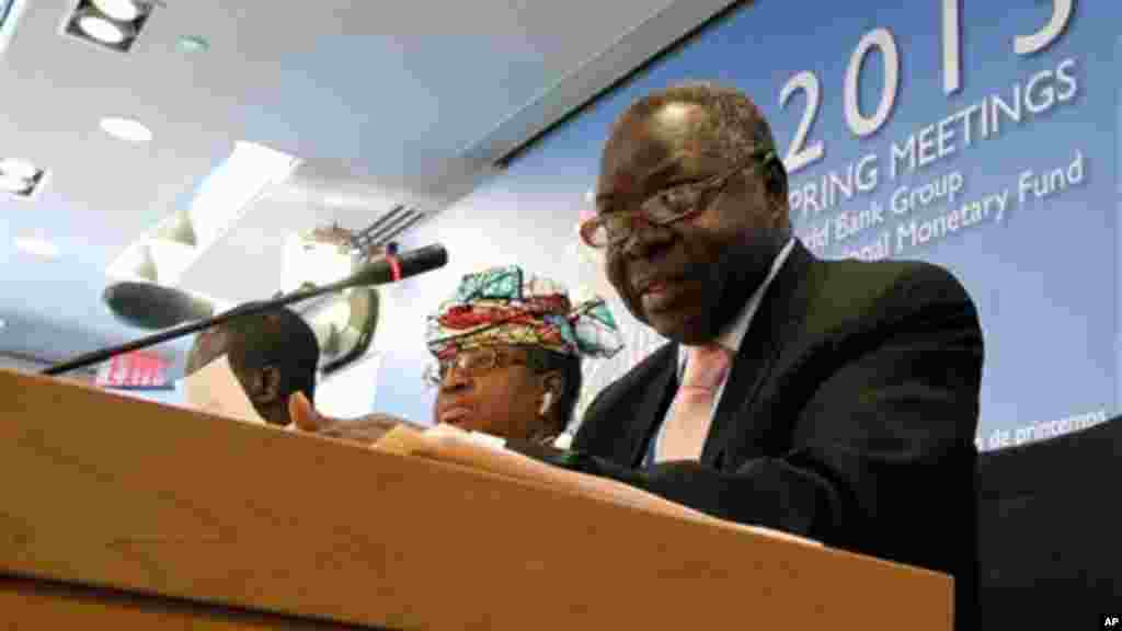 Kosti Manibe Ngai, Minister of Finance and Economic Planning, South Sudan, sits next to Ngozi Okonjo-Iweala of Nigeria during the press briefing by African Finance Ministers at the World Bank IMF Spring Meetings in Washington, April 20, 2013.