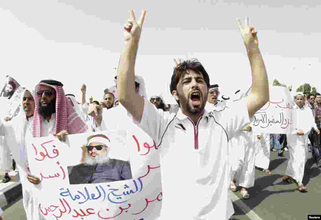 Protesters chant slogans during a march to the U.S. Embassy in Doha, September 14, 2012. 