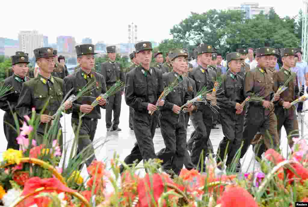 북한 군인들이 광복 72주년을 맞아 김일성&middot;김정일 부자 동상을 헌화하기 위해&nbsp;평양 만수대 언덕을 찾았다.