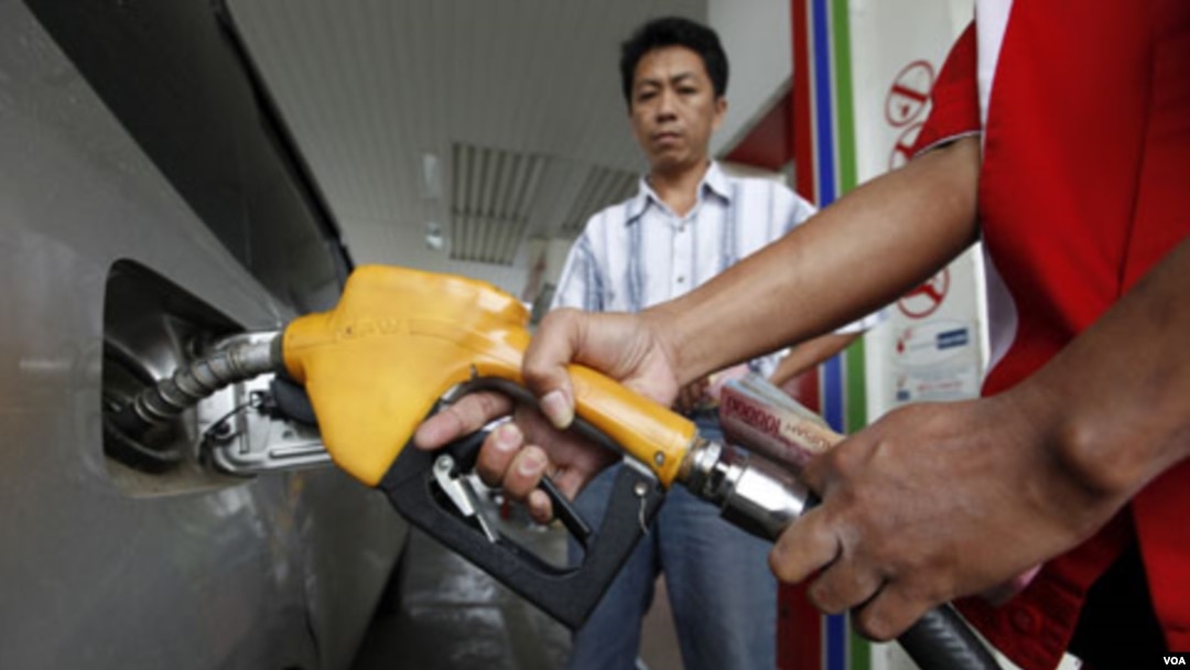 Seorang petugas SPBU mengisi bensin sebuah mobil di salah satu pompa bensin di Jakarta (foto: dok).