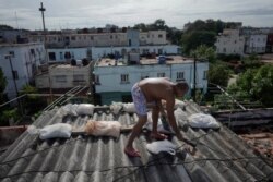 Roelvis Matos, de 46 años, prepara el techo de su casa antes de la llegada de la tormenta Eta a La Habana, Cuba, el 7 de noviembre de 2020.