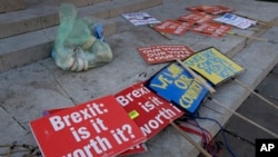 Les pancartes des manifestants pro- Brexit, près du parlement à Londres, le 17 janvier 2019.