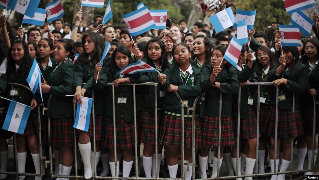 Escolares ondean banderas de los países centroamericanos, durante una reunión del SICA, en Guatemala, en marzo de 2012.