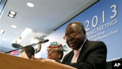 Kosti Manibe Ngai, ministre sud-soudanais des Finances et de la Planification économique, aux côtés de Ngozi Okonjo-Iweala du Nigeria lors de la conférence de presse des ministres africains des Finances, en marge des réunions de printemps du FMI et de la Banque mondiale à Washington, le 20 avril 2013.