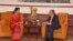 ၂၀၁၇ မေလတုန်းက နိုင်ငံတော်အတိုင်ပင်ခံပုဂ္ဂိုလ် နှင့် ကုလအတွင်းရေးမှူးချုပ် António Guterres တို့တွေ့ဆုံစဉ်