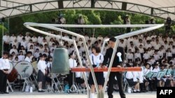 "Lonceng perdamaian" dibunyikan dalam upacara peringatan 79 tahun serangan bom atom pertama di dunia, di Taman Peringatan Perdamaian di Hiroshima, Jepang, 6 Agustus 2024. (JIJI PRESS / AFP)