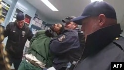 Esta imagen extraída de un video difundido por la fiscalía de Nueva York muestra policías agrediendo a Robert Brooks, mientras estaba esposado dentro del correccional Marcy en Oneida County, Nueva York, el 9 de diciembre de 2024.