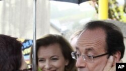 Parabens a você! - Apoiante de François Hollande saúda o líder socialista