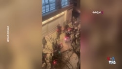 هجوم گله‌ای سرکوبگران جمهوری اسلامی به یک فرد مجروح و کتک زدن او
