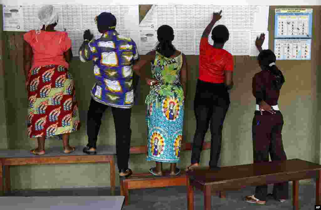 Voters check for their names on lists at the Monseigneur Moke school polling station in the Matonge district in Kinshasa, Democratic Republic of Congo, November 28, 2011. (AP)