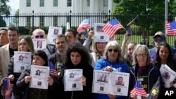 BESTAND – Families en vrienden van huidige en voormalige gijzelaars en gedetineerden verzamelden zich op 3 mei 2023 buiten het Witte Huis in Washington om de regering-Biden om meer hulp te vragen.