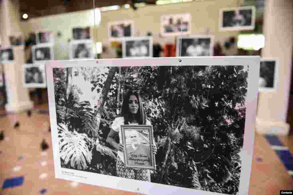 En las fotos familiares, en su mayoría retratos sostenidos por mujeres, muestran a un hijo, un hermano o un esposo que perdió la vida por la violencia y la represión policial desde que estallaron las protestas contra el gobierno de Daniel Ortega en 2018. Foto cortesía de Diario La Prensa