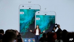 Sabrina Ellis, directrice de la gestion des produits Google, parle du nouveau téléphone Google Pixel à San Francisco, Californie, le 4 octobre 2016. (AP Photo/Eric Risberg)