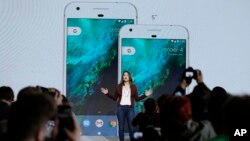 Sabrina Ellis, Direktur Google bidang manajemen produk, berbicara pada peluncuran Google Pixel di San Francisco, California, Selasa (4/10).