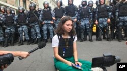 Ольга Мисик во время несанкционированного митинга в центре Москвы 